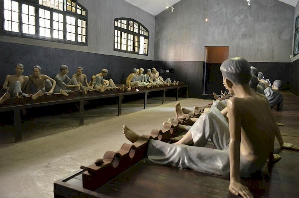 Haunting prison cells with life-sized figures portraying the brutal conditions endured by revolutionary soldiers